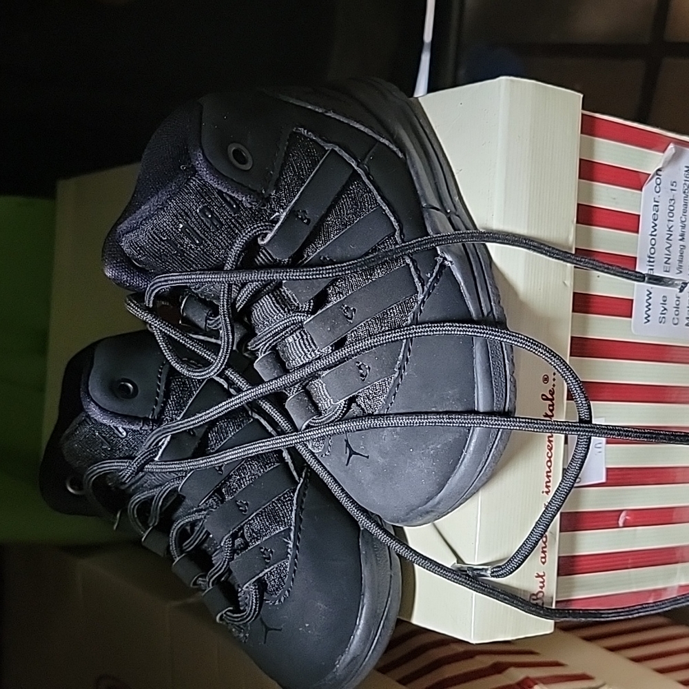 Baby Jordan's black euc 4